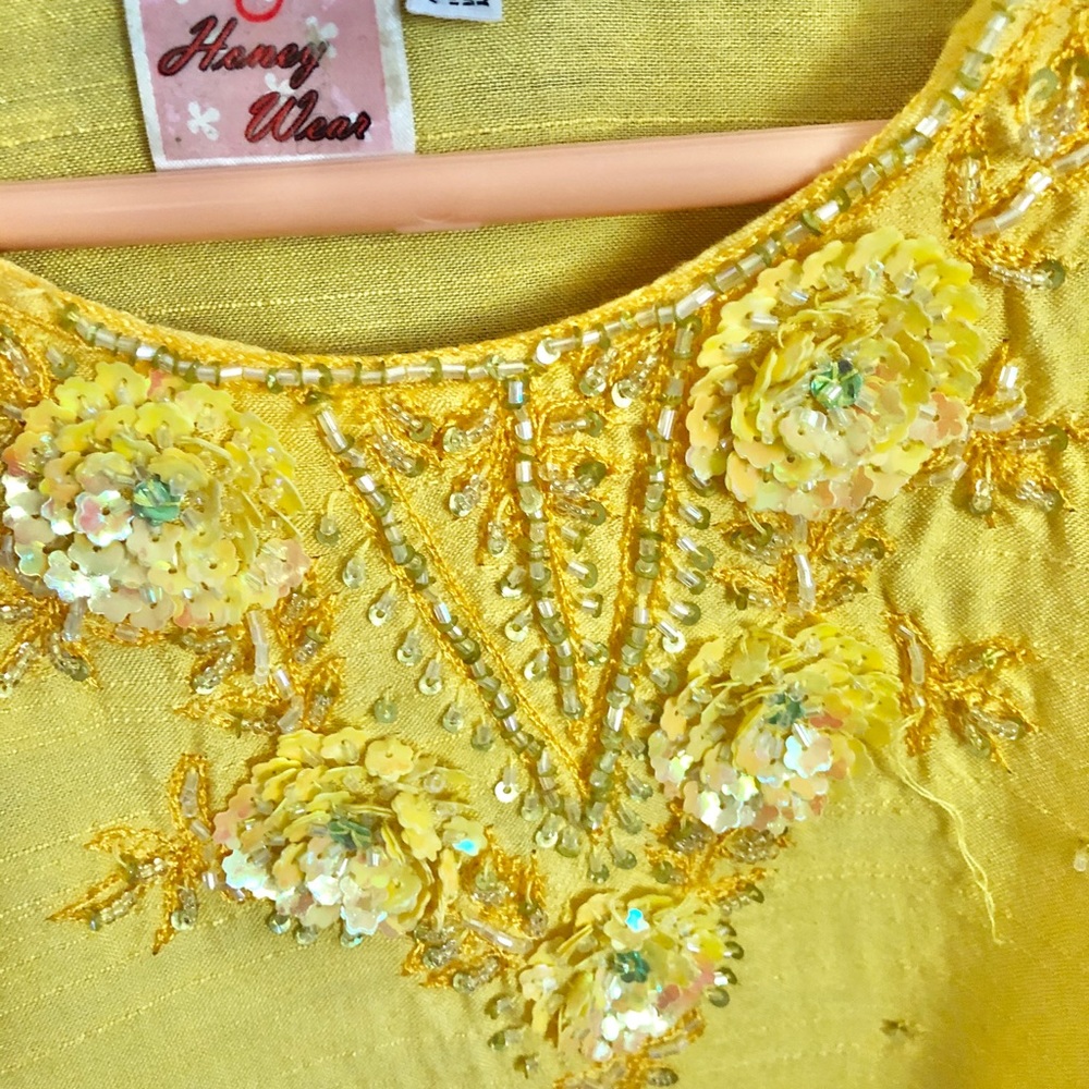 Beautiful sequenced top. - Picture 2 of 5